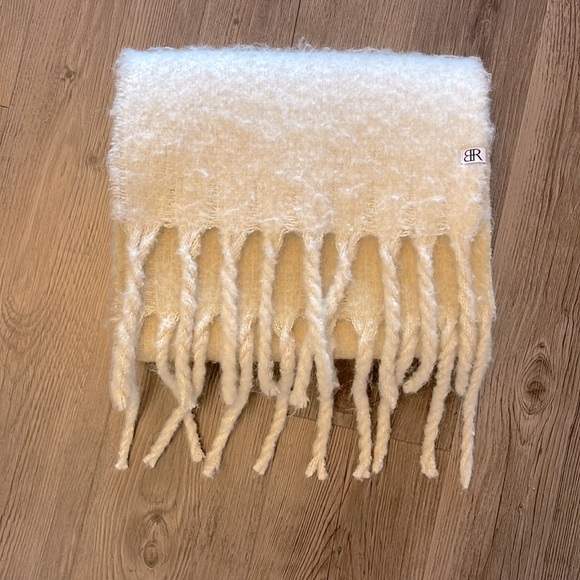 Banana Republic Faux Mohair Oversized Scarf - Picture 5 of 8